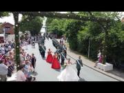 Königspaare und Gastvereine unter dem traditionellen Entruper Torbogen beim Stadtschützenfest 2022