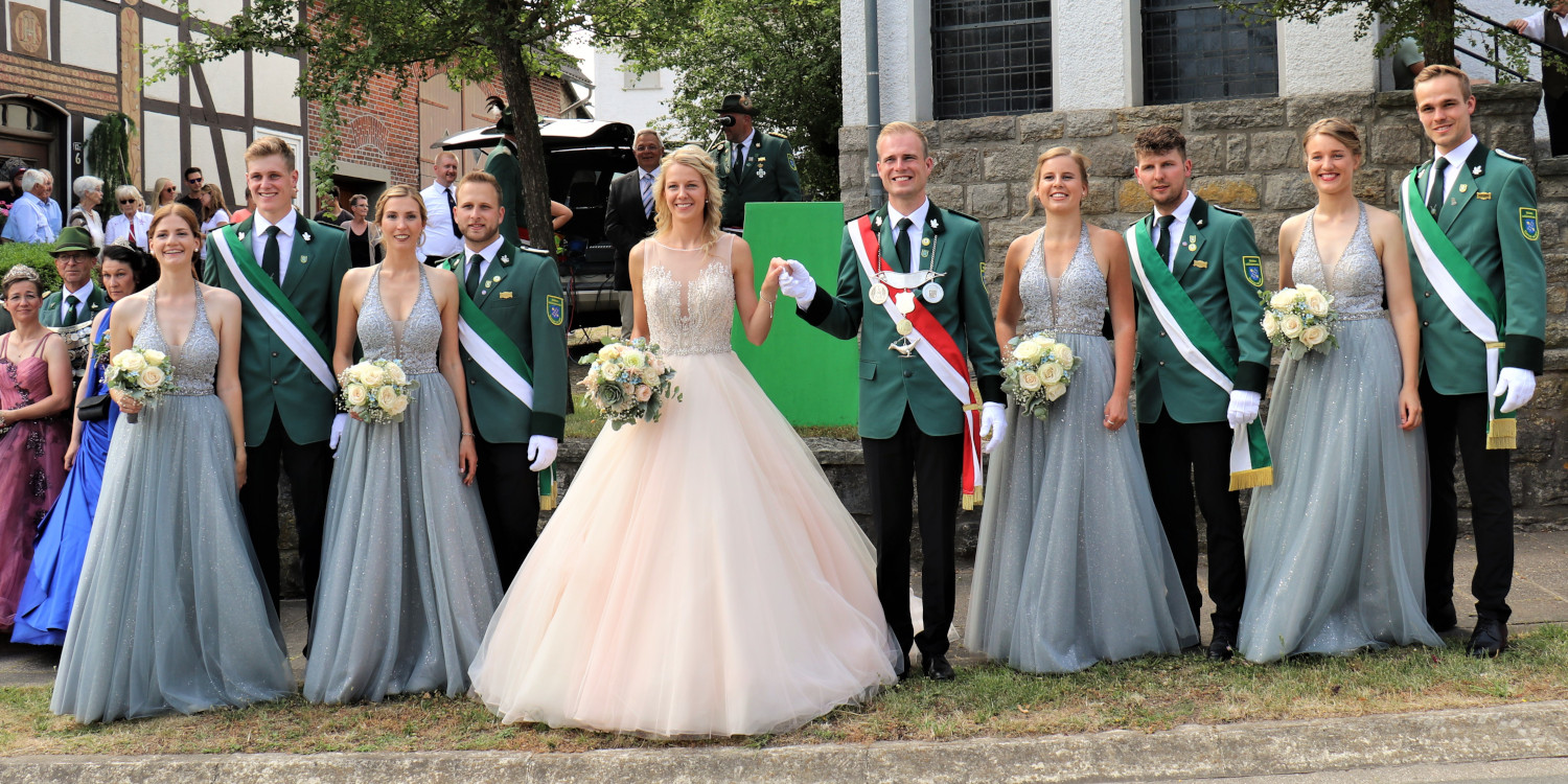 Königspaar 2022 mit Hofstaat auf der Hauptstraße während der Parade